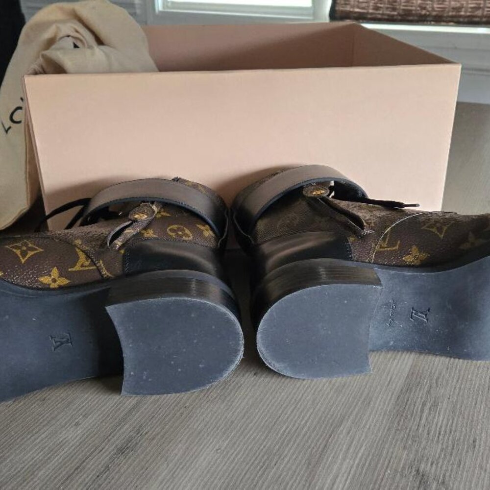 Louis Vuitton - Picture 2 of 6